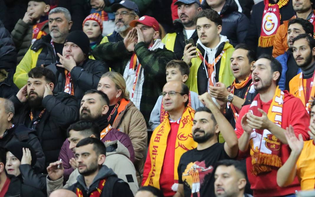 Galatasaray'ın muhteşem geri dönüşünden çok özel resimler: Tribünler şov yaptı 45